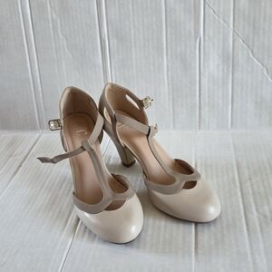 OLINA T-STRAP PUMP HEELS IN WIDE Size 7